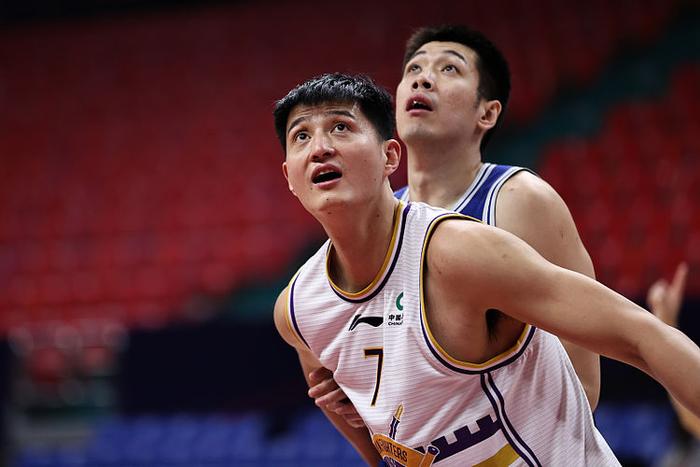 瓯越暴熊队对阵燕赵雪豹队，网球总决赛险胜，内线统治篮板——防守强度拉满的简单介绍九游游戏体验